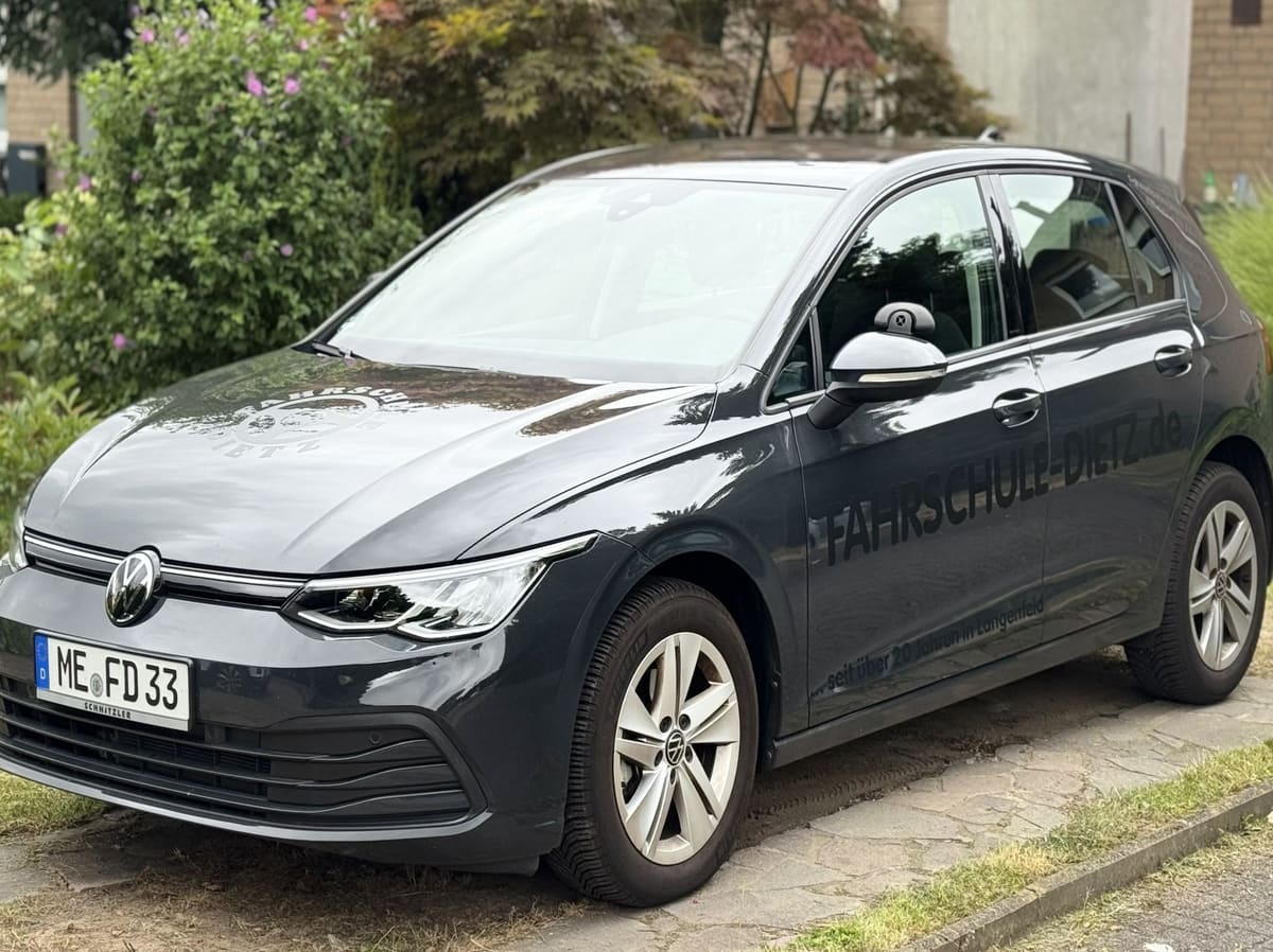 VW Golf 8 der Fahrschule Dietz